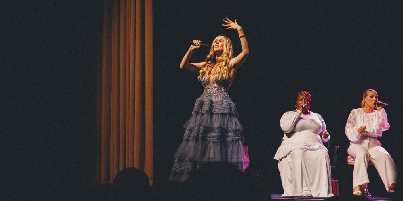 Joss Stone singing on stage into a microphone
