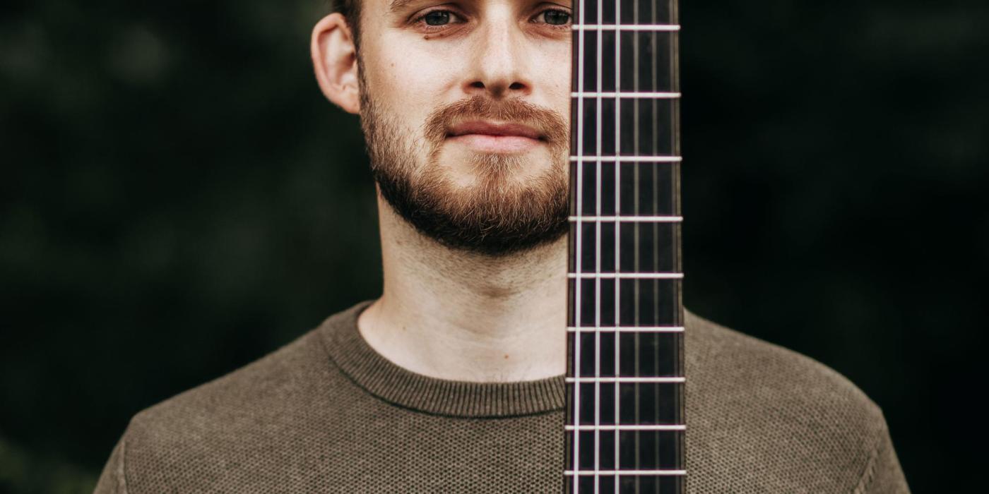 Soenke Meinen holding his guitar